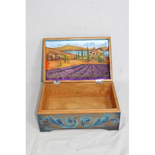 603 - PAINTED AND DECORATED KEEPSAKE WOODEN BOX
30 X 21 X 12CM