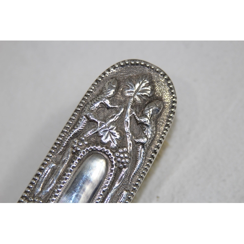 1090 - LIZARD EMBOSSED SILVER TOPPED BRUSH - LONDON 1885