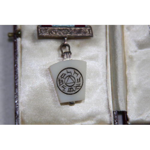 1093 - CASED SILVER MASONIC MEDAL