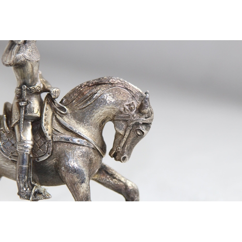 1095 - HEAVY WHITE METAL MODEL OF A KNIGHT ON HORSE BACK- 12 X 11CM