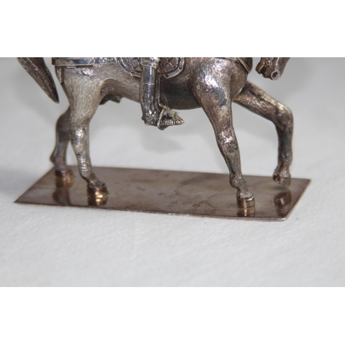 1095 - HEAVY WHITE METAL MODEL OF A KNIGHT ON HORSE BACK- 12 X 11CM