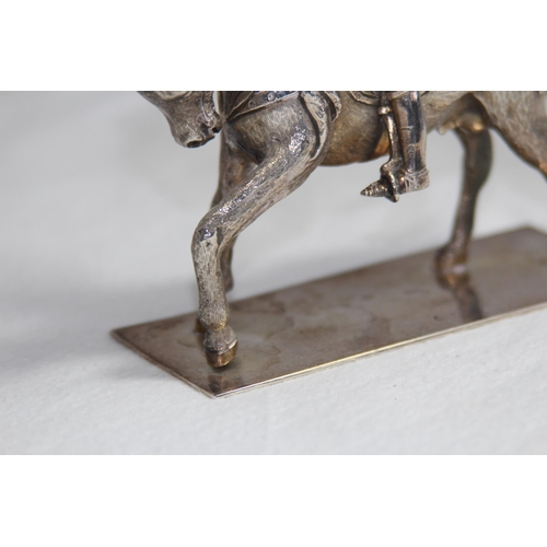 1095 - HEAVY WHITE METAL MODEL OF A KNIGHT ON HORSE BACK- 12 X 11CM