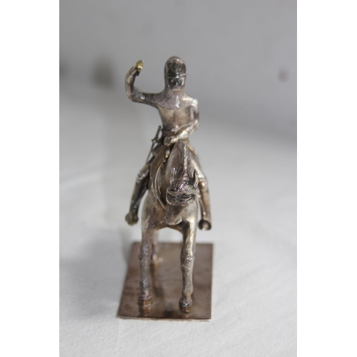 1095 - HEAVY WHITE METAL MODEL OF A KNIGHT ON HORSE BACK- 12 X 11CM