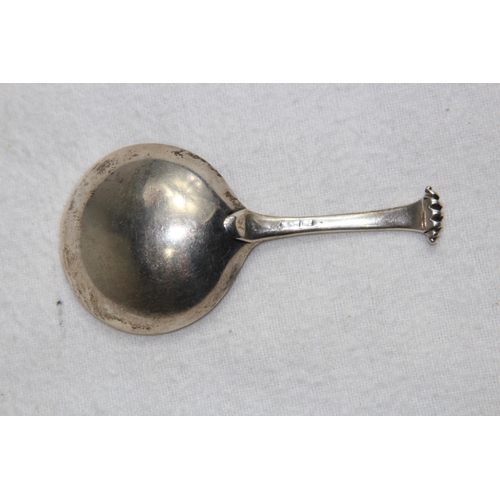 1115 - GEORGIAN SILVER ONSLOW PATTERN CADDY SPOON - MARKS RUBBED  - 16G