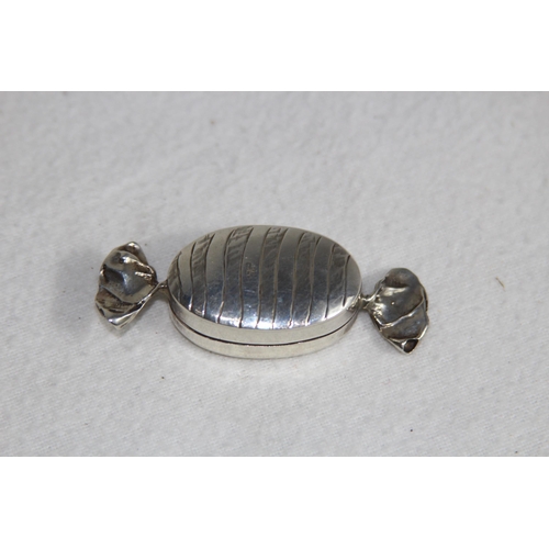 1118 - NOVELTY SILVER BOX IN THE FORM OF A WRAPPED SWEET - 12G