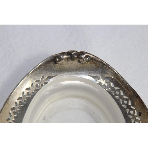 1129 - PIERCED SILVER AND FROSTED GLASS BUTTER DISH - SHEFFIELD 1919 - SILVER WEIGHT 56G