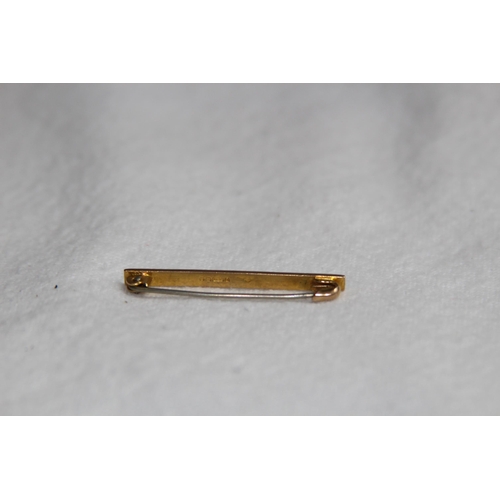 1186 - 9CT GOLD BAR BROOCH - 1.7G