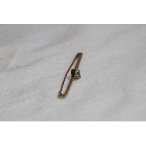 1193 - 9CT GOLD AQUAMARINE BROOCH - 2.3G