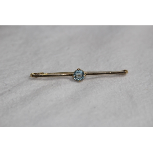 1193 - 9CT GOLD AQUAMARINE BROOCH - 2.3G