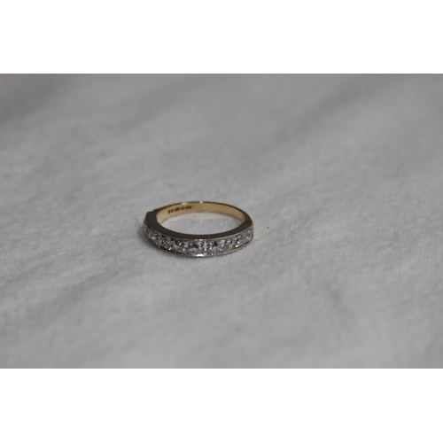 1194 - 9CT YELLOW AND WHITE GOLD HALF ETERNITY RING - 2.7G - SIZE O 1/2