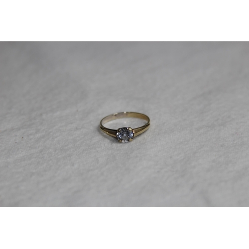 1213 - 8CT GOLD SOLITAIRE SET RING - 1.51G