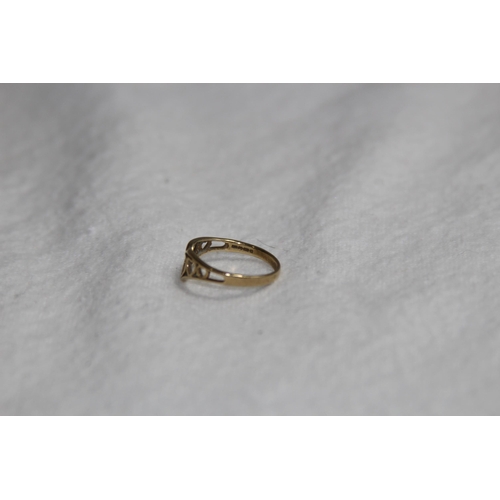 1216 - 9CT GOLD GEART FORM RING - SIZE I