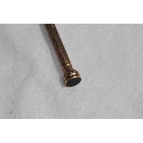 1223 - 9CT GOLD COMBINATION SLIDING DIP PEN, PENCIL AND CABOCHON END SEAL - 13.45G