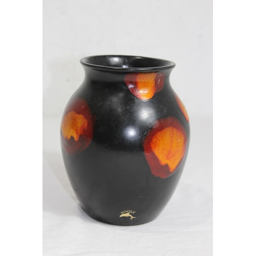 892 - POOLE VASE
16CM