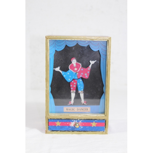 953 - VINTAGE NOVELTY 1979 HANSEL AND GRESTAL OTAGIRI JAPNA MUSIC BOX
16.5 X 7 X 21CM