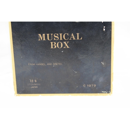 953 - VINTAGE NOVELTY 1979 HANSEL AND GRESTAL OTAGIRI JAPNA MUSIC BOX
16.5 X 7 X 21CM