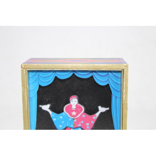 953 - VINTAGE NOVELTY 1979 HANSEL AND GRESTAL OTAGIRI JAPNA MUSIC BOX
16.5 X 7 X 21CM