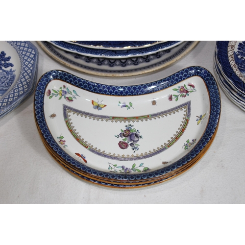 378 - QUANTITY OF BLUE AND WHITE CHINA
46 X 37CM