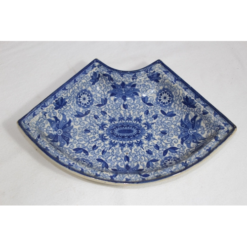 378 - QUANTITY OF BLUE AND WHITE CHINA
46 X 37CM