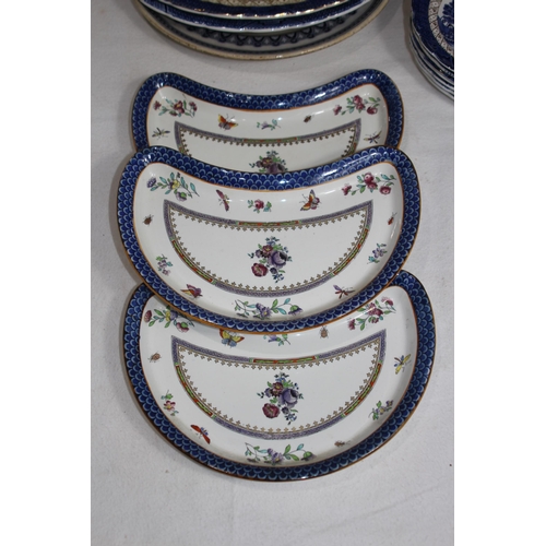 378 - QUANTITY OF BLUE AND WHITE CHINA
46 X 37CM