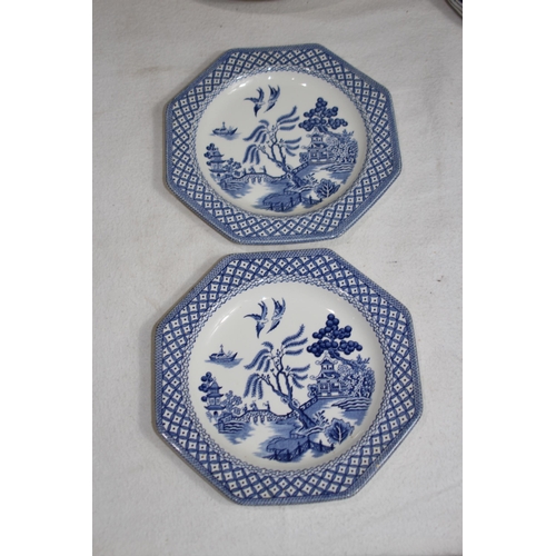 378 - QUANTITY OF BLUE AND WHITE CHINA
46 X 37CM