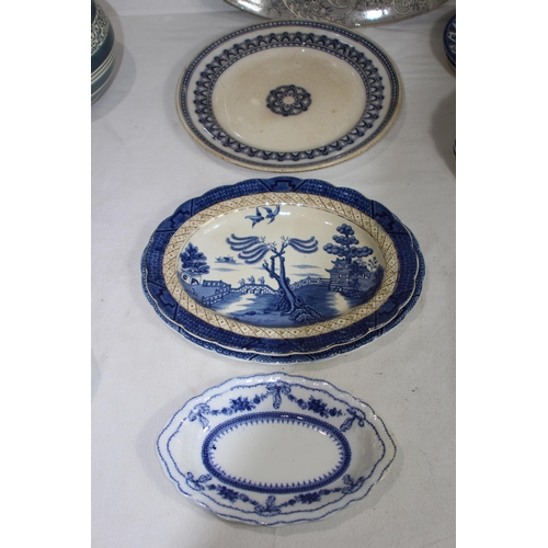 378 - QUANTITY OF BLUE AND WHITE CHINA
46 X 37CM