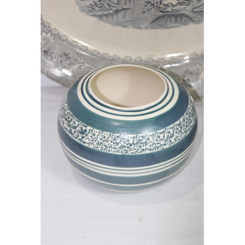 378 - QUANTITY OF BLUE AND WHITE CHINA
46 X 37CM