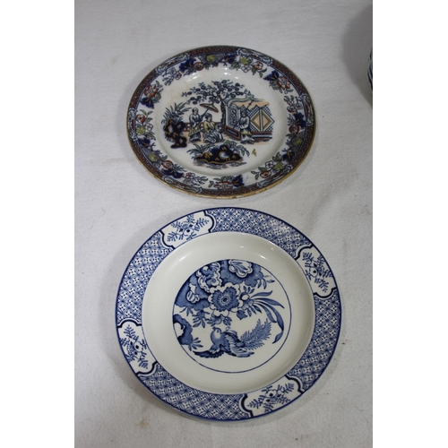 378 - QUANTITY OF BLUE AND WHITE CHINA
46 X 37CM