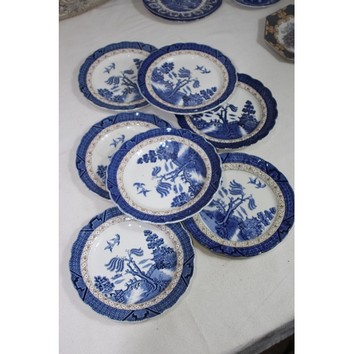 378 - QUANTITY OF BLUE AND WHITE CHINA
46 X 37CM