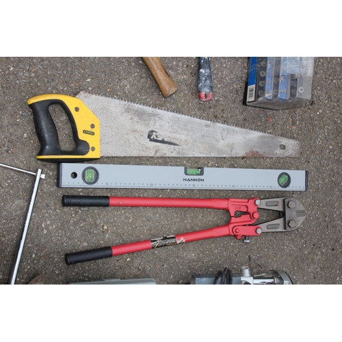 613 - QUANTITY OF TOOLS TO INCLUDE BOLT CUTTERS AND ROUTER WITH ACCESSORIES