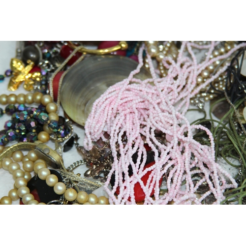 615 - QUANTITY OF COSTUME JEWELLERY INCLUDING CASED PIECES