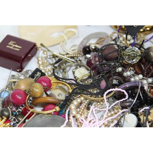 615 - QUANTITY OF COSTUME JEWELLERY INCLUDING CASED PIECES