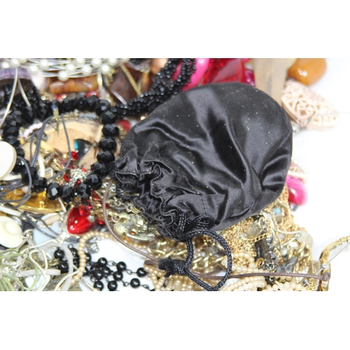 615 - QUANTITY OF COSTUME JEWELLERY INCLUDING CASED PIECES