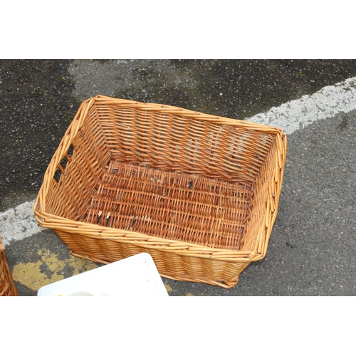 629 - WICKER PICNIC BASKET AND WICKER BASKET
44 X 32 X 30CM