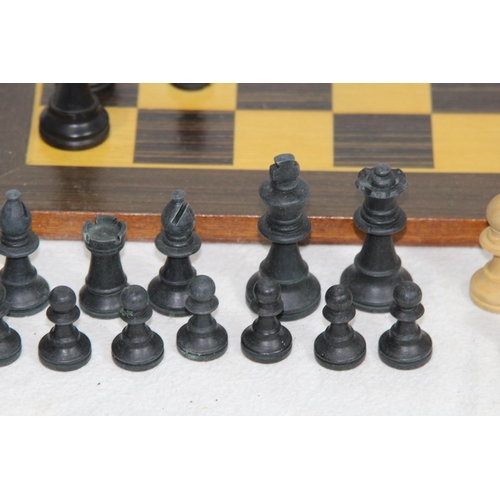 702 - QUANTITY OF CHESSMEN AND BOARD