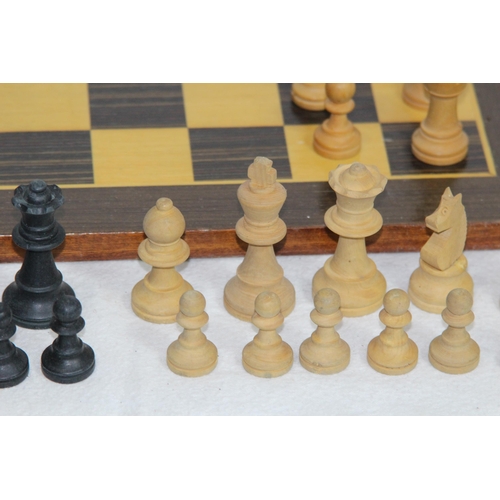 702 - QUANTITY OF CHESSMEN AND BOARD