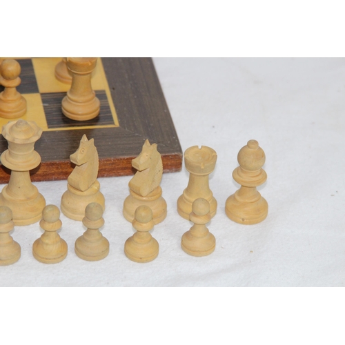 702 - QUANTITY OF CHESSMEN AND BOARD