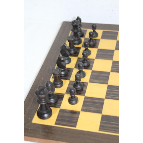 702 - QUANTITY OF CHESSMEN AND BOARD