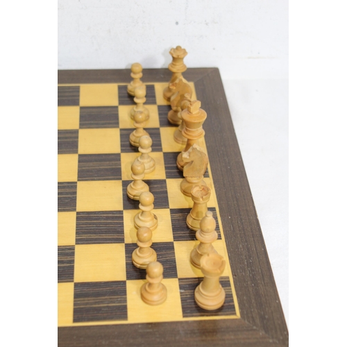 702 - QUANTITY OF CHESSMEN AND BOARD