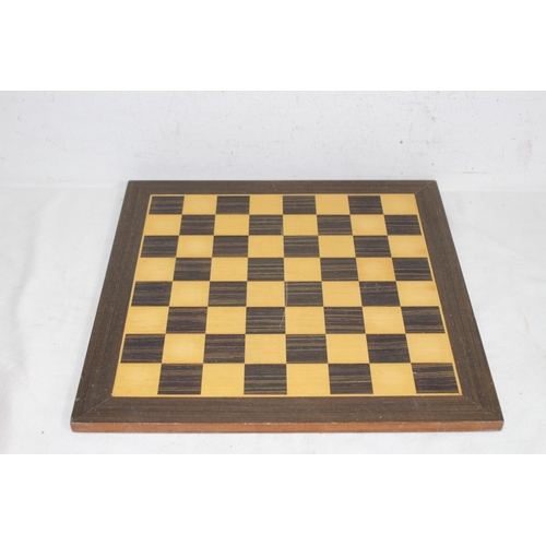 702 - QUANTITY OF CHESSMEN AND BOARD