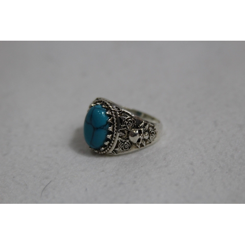 1010 - TURQUOISE SET SILVER RING WITH SKULL AND CROSSBONE DESIGN