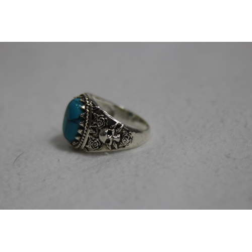 1010 - TURQUOISE SET SILVER RING WITH SKULL AND CROSSBONE DESIGN