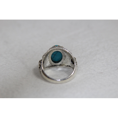 1010 - TURQUOISE SET SILVER RING WITH SKULL AND CROSSBONE DESIGN