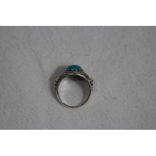 1010 - TURQUOISE SET SILVER RING WITH SKULL AND CROSSBONE DESIGN