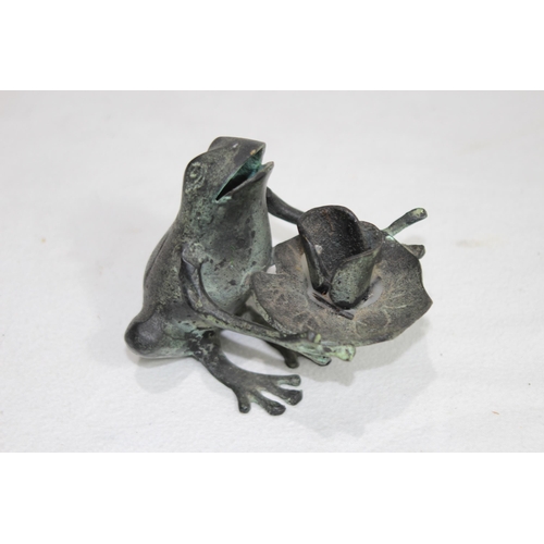 632 - 2 X VINTAGE FROG CANDLESTICKS
26 X 14CM