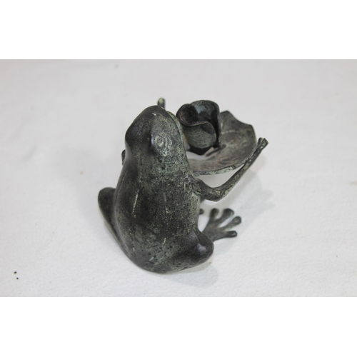 632 - 2 X VINTAGE FROG CANDLESTICKS
26 X 14CM