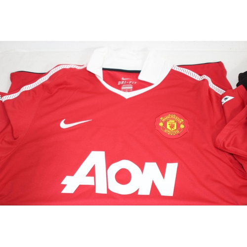 635 - QUANTITY OF MAN UTD EPHEMERA INCLUDING 4 SHIRTS