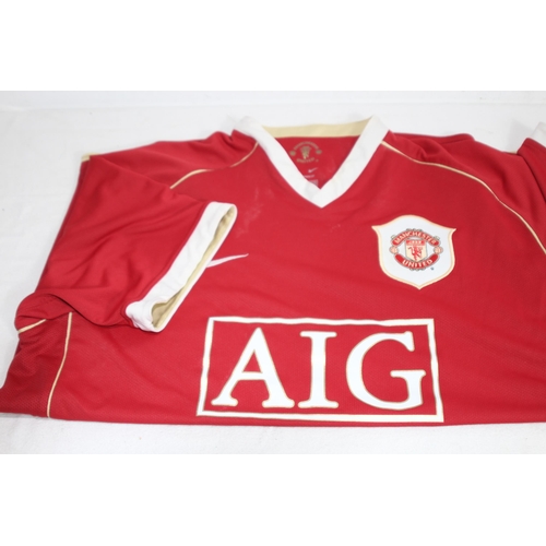 635 - QUANTITY OF MAN UTD EPHEMERA INCLUDING 4 SHIRTS