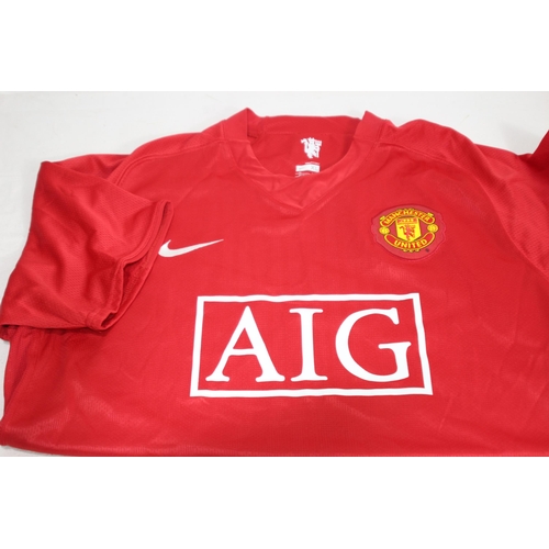 635 - QUANTITY OF MAN UTD EPHEMERA INCLUDING 4 SHIRTS