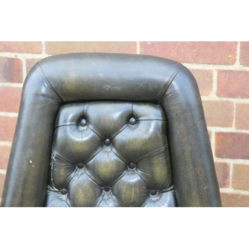 96 - CHESTERFIELD LEATHER SWIVEL BUTTON BACK DESK CHAIR
61 X 55 X 120CM